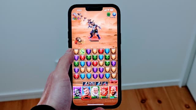 アプリをインストールした後、スマホゲームをプレイしているスマホの写真(オリジナル画像)